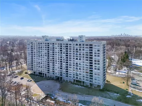 1 Bratenahl Pl #205, Bratenahl, OH 44108