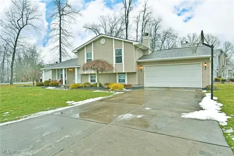 7024 Berry Blossom Dr, Canfield, OH 44406