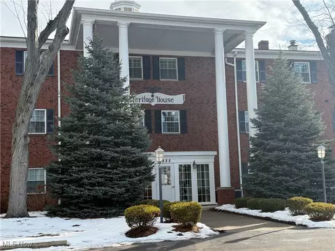 2885 Pease Dr #216, Rocky River, OH 44116