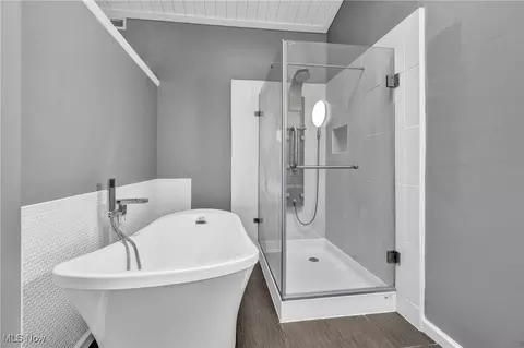Bath - 4149 Ivanhoe Dr, Lorain, OH 44053 photo 2 of 4