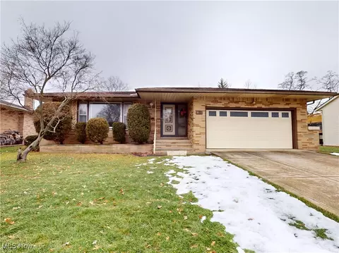 8111 Fenway Dr, Parma, OH 44129