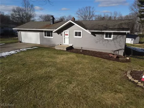 10457 Persimmon St NW, Canal Fulton, OH 44614
