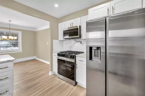 Kitchen - 1447 E Sprague Rd, Seven Hills, OH 44131 photo 6 of 7