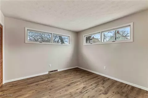 Bedroom - 337 Kenyon Ave, Elyria, OH 44035 photo 1 of 8