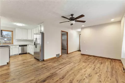 Living - 337 Kenyon Ave, Elyria, OH 44035 photo 3 of 4