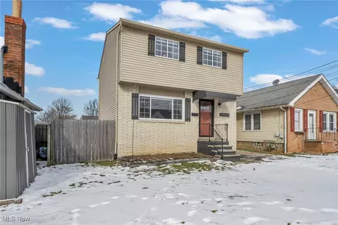 29919 Robert St, Wickliffe, OH 44092 photo 2