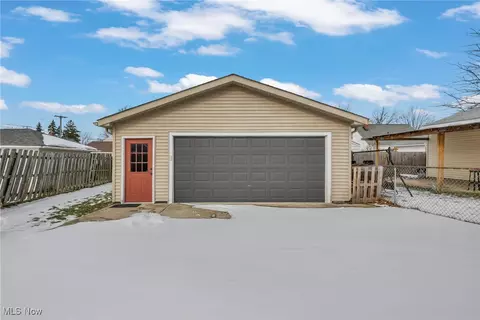 29919 Robert St, Wickliffe, OH 44092 photo 5