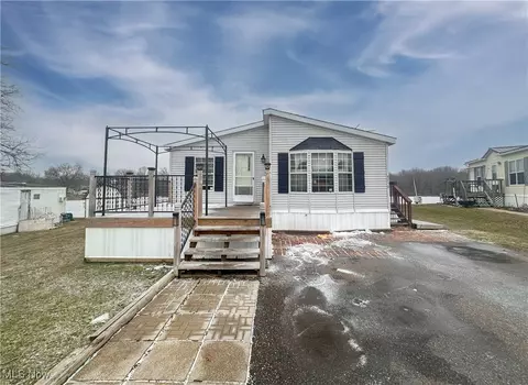 4759 Valley Hills Dr, Ravenna, OH 44266