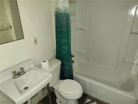 Bath - 545 Audrey Pl, Ashtabula, OH 44004 photo 2 of 3