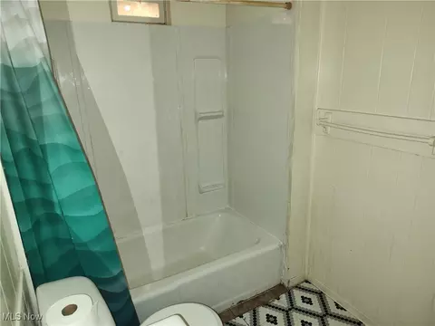 Bath - 545 Audrey Pl, Ashtabula, OH 44004 photo 1 of 3