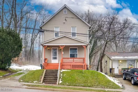 44 31st St NW, Barberton, OH 44203