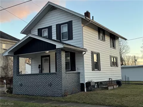 1015 Vine St, Coshocton, OH 43812