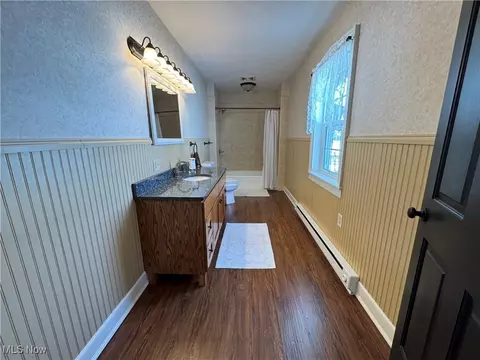 Bath - 489 E Windsor Rd, Orwell, OH 44076 photo 2 of 5