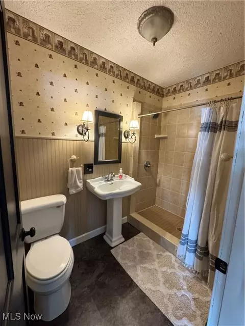 Bath - 489 E Windsor Rd, Orwell, OH 44076 photo 4 of 5