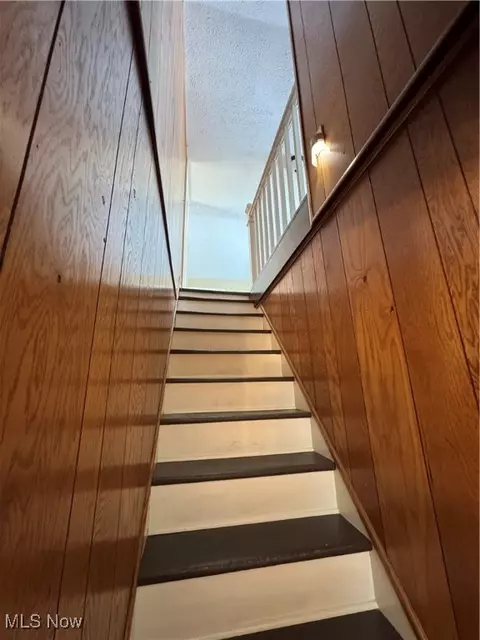 Entry Way - 489 E Windsor Rd, Orwell, OH 44076 photo 4 of 5