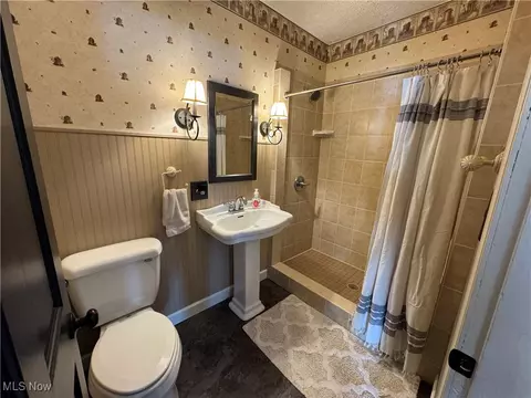 Bath - 489 E Windsor Rd, Orwell, OH 44076 photo 1 of 5