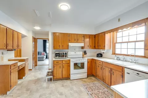 Kitchen - 4366 Ridgewood Rd, Copley, OH 44321 photo 3 of 3