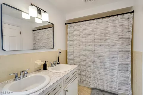 Bath - 4366 Ridgewood Rd, Copley, OH 44321 photo 2 of 3