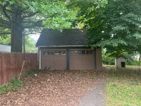 840 E 236th St, Euclid, OH 44123 photo 2