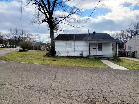 9 Mahoning Ct, Newton Falls, OH 44444