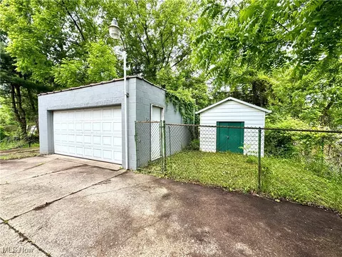 588 Robinette Ct, Akron, OH 44310 photo 2