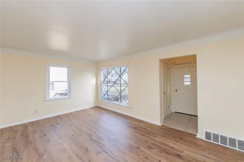 434 E 275th St, Euclid, OH 44132 photo 3