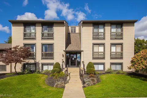 6290 Greenwood Pkwy #403, Sagamore Hills, OH 44067