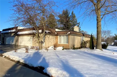 8506 Tanglewood Trl, Chagrin Falls, OH 44023