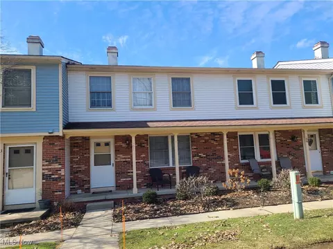 61 Quaker Ridge Dr, Akron, OH 44313