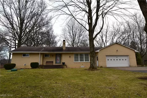 859 S Hubbard Rd, Lowellville, OH 44436