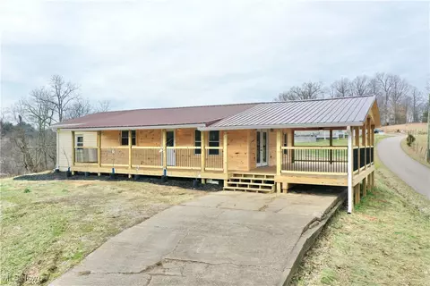 5 Noble Ridge Rd, Reedy, WV 25270