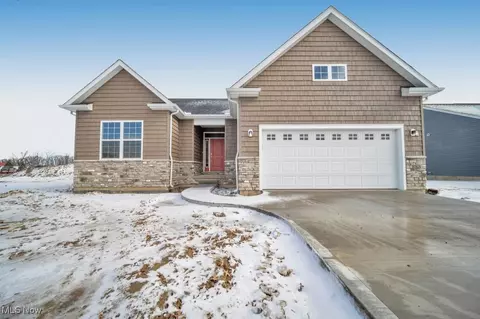 670 Apple Ridge Dr, Elyria, OH 44035