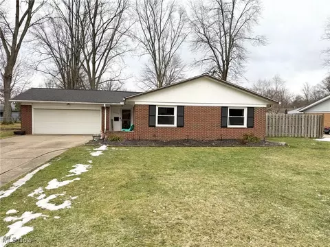 28549 Holly Dr, North Olmsted, OH 44070
