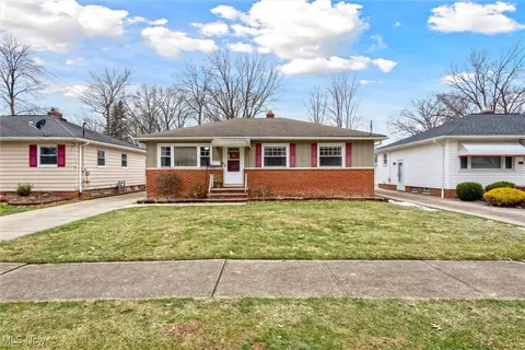 6242 Mandalay Dr, Parma Heights, OH 44130