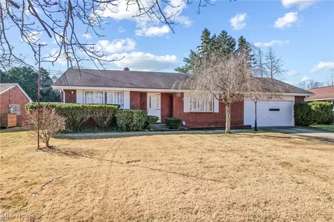 2200 Grissom Dr NE, Warren, OH 44483