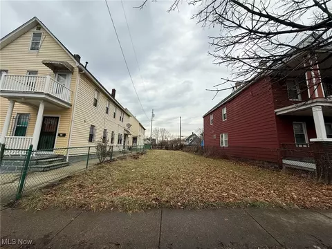 1755 E 33rd St, Cleveland, OH 44114
