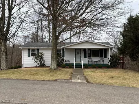 907 Overlook Dr, Coshocton, OH 43812
