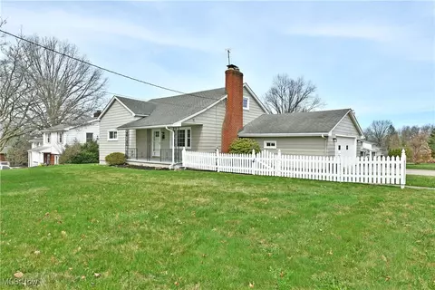 2898 Saginaw Dr, Youngstown, OH 44514