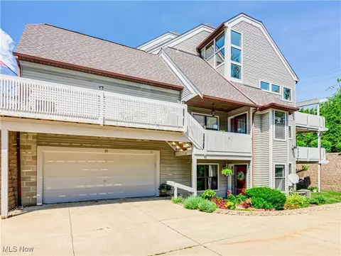 23 Forest Cove Dr, Akron, OH 44319