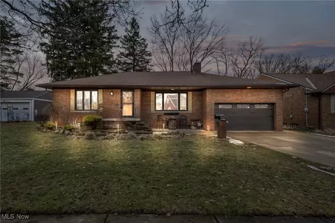 5914 Chestnut Hills Dr, Parma, OH 44129