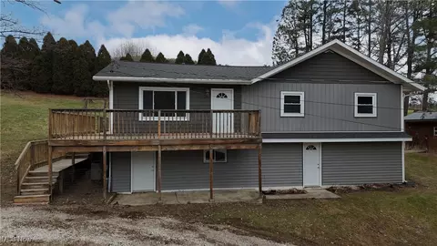 8727 Mckinley Ave NE, Mineral City, OH 44656