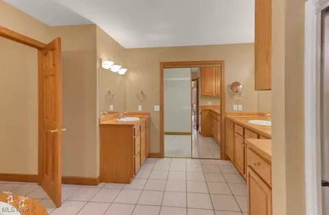 Bath - 466 W Mohawk Dr, Malvern, OH 44644 photo 2 of 7