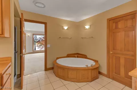 Bath - 466 W Mohawk Dr, Malvern, OH 44644 photo 4 of 7