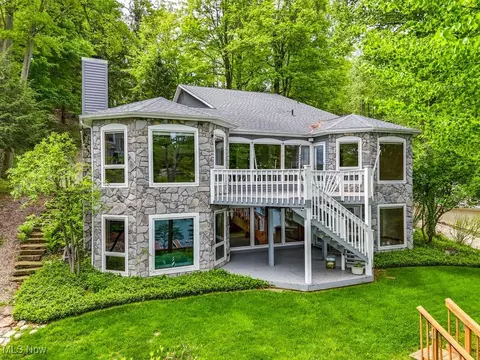 466 W Mohawk Dr, Malvern, OH 44644