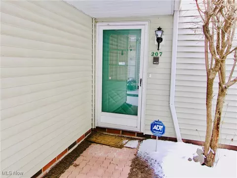 6131 Center St #207, Mentor, OH 44060