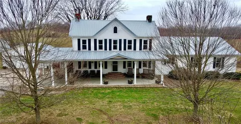658 Briggs Hill Rd, Belpre, OH 45714
