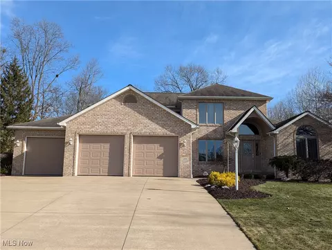 219 Chippewa Ct, Girard, OH 44420