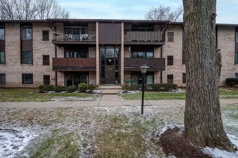 16490 Heather Ln #302, Middleburg Heights, OH 44130