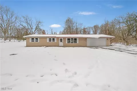 8834 Valley Ln, Chagrin Falls, OH 44023