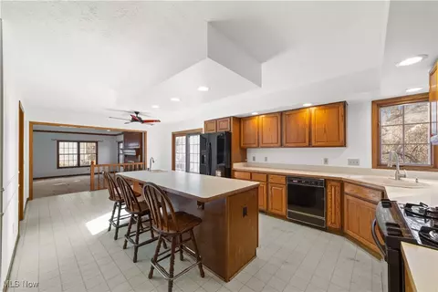 34210 Beacon Dr, Willoughby, OH 44094 photo 7
